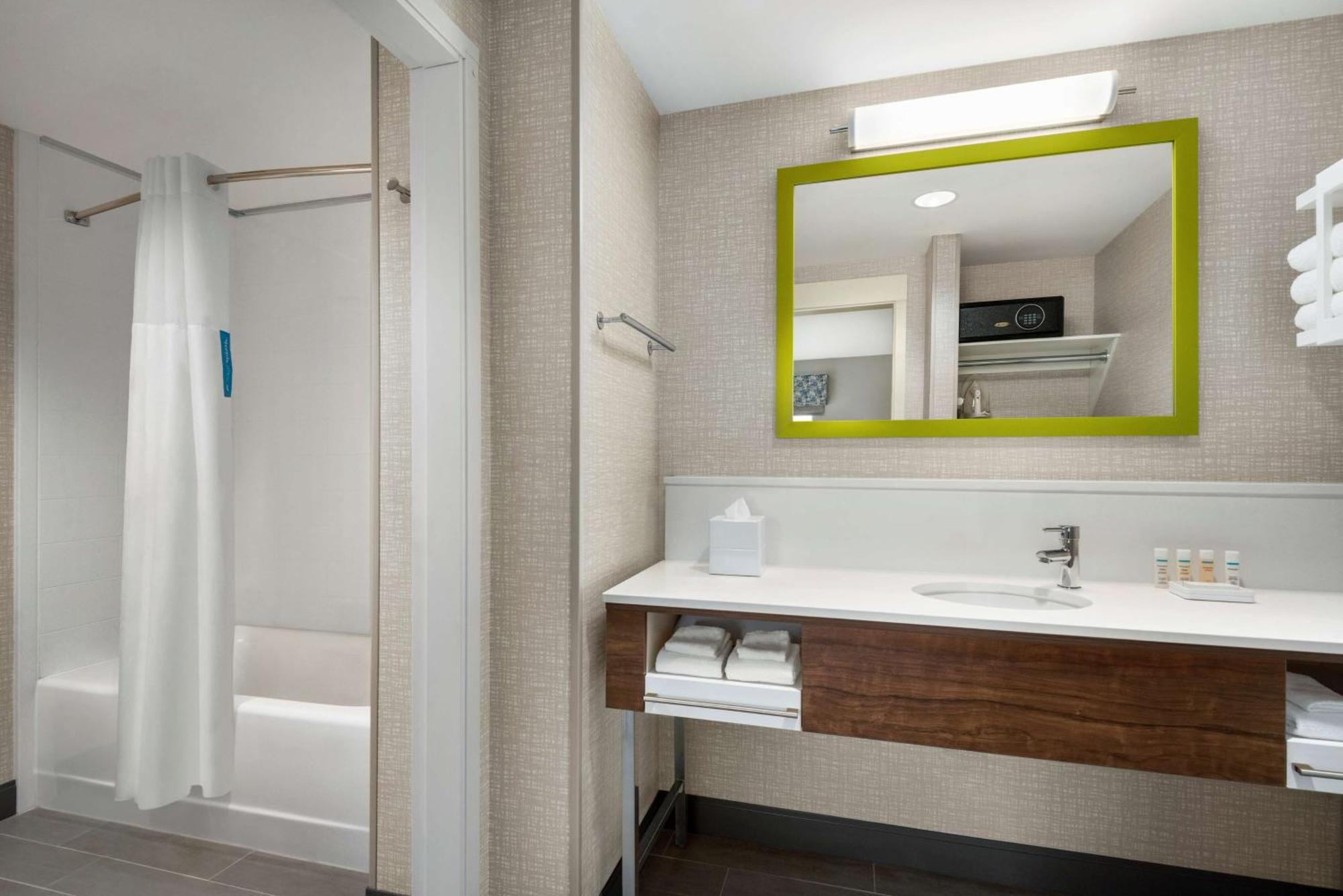 Hampton Inn & Suites Kelowna, British Columbia, Canada Extérieur photo