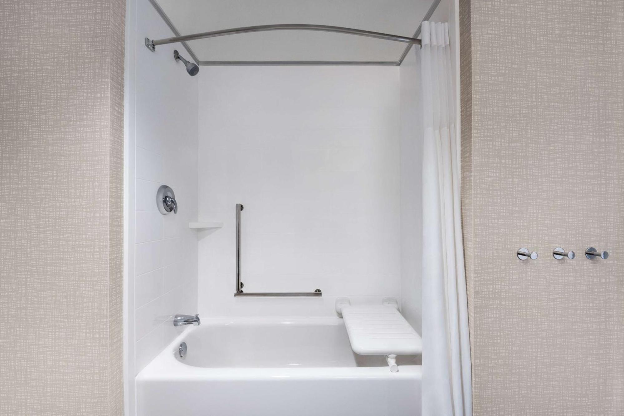 Hampton Inn & Suites Kelowna, British Columbia, Canada Extérieur photo